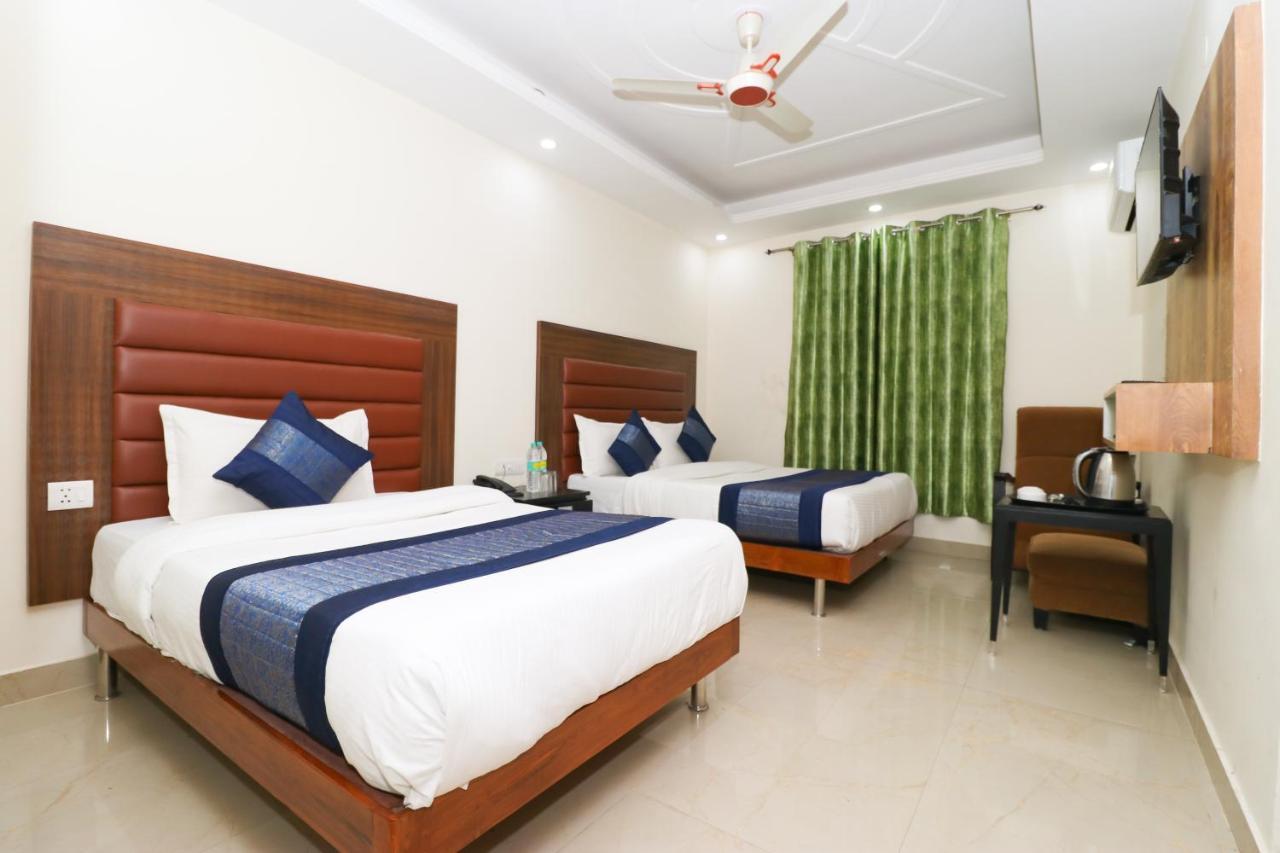 Hotel Belwood Suites - Near New Delhi Airport ภายนอก รูปภาพ