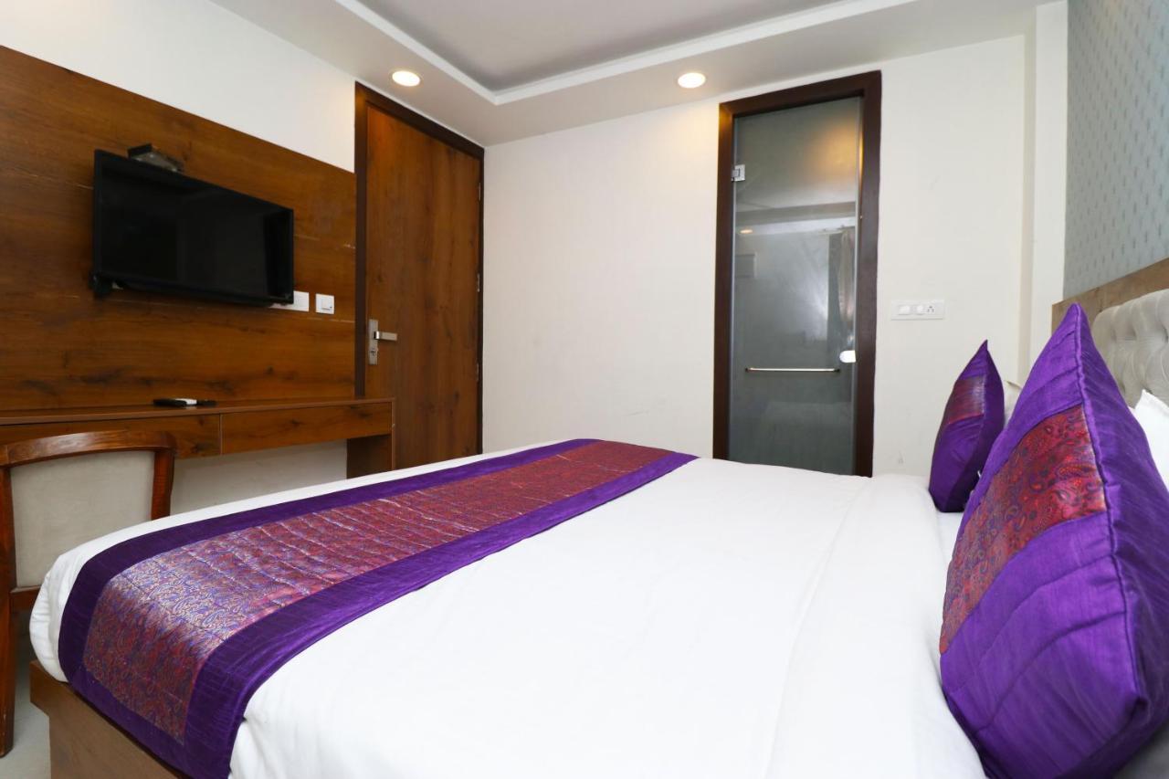 Hotel Belwood Suites - Near New Delhi Airport ภายนอก รูปภาพ