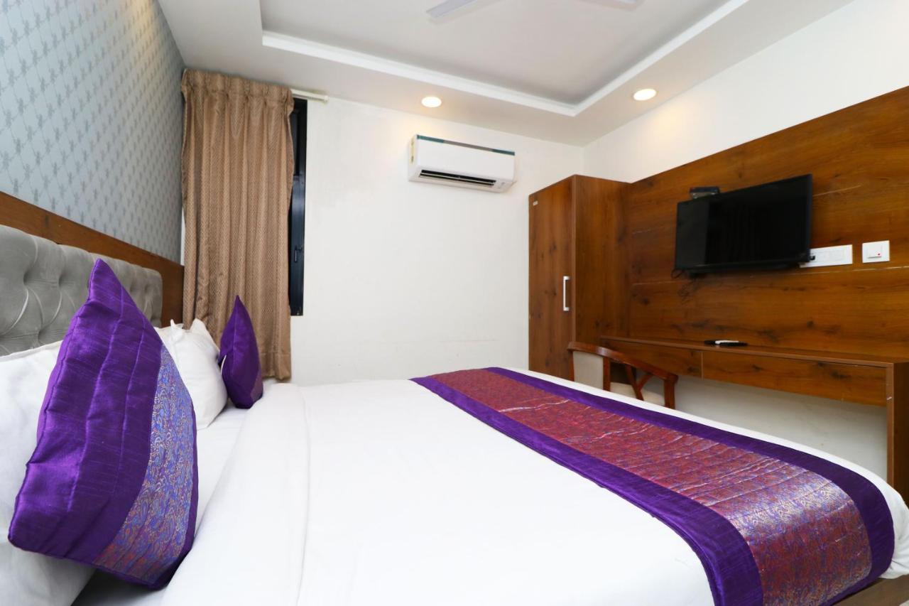Hotel Belwood Suites - Near New Delhi Airport ภายนอก รูปภาพ
