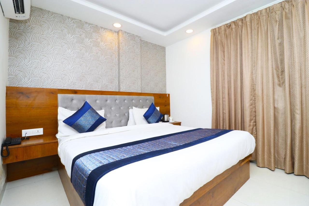 Hotel Belwood Suites - Near New Delhi Airport ภายนอก รูปภาพ